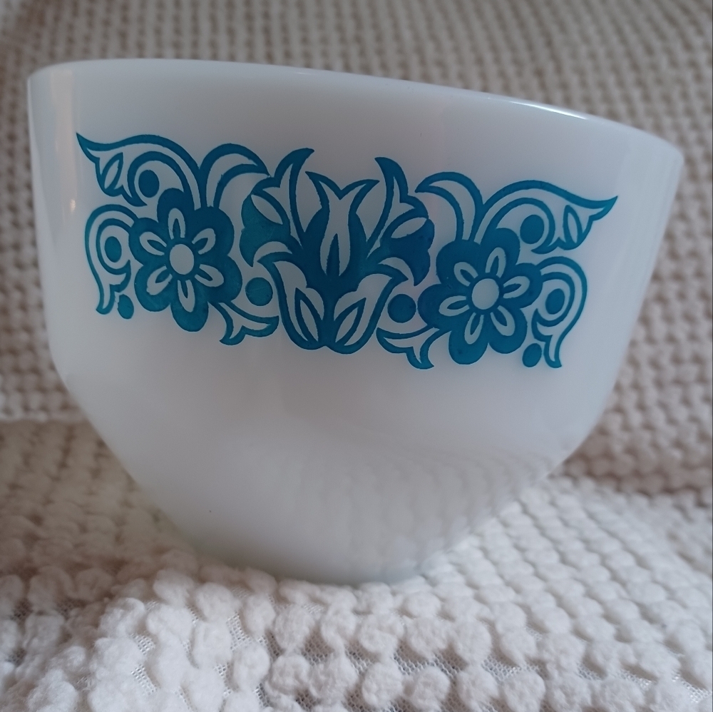 Federal glass vintage milk glass USA 1 1/2 OT no cracks or marks perfect white